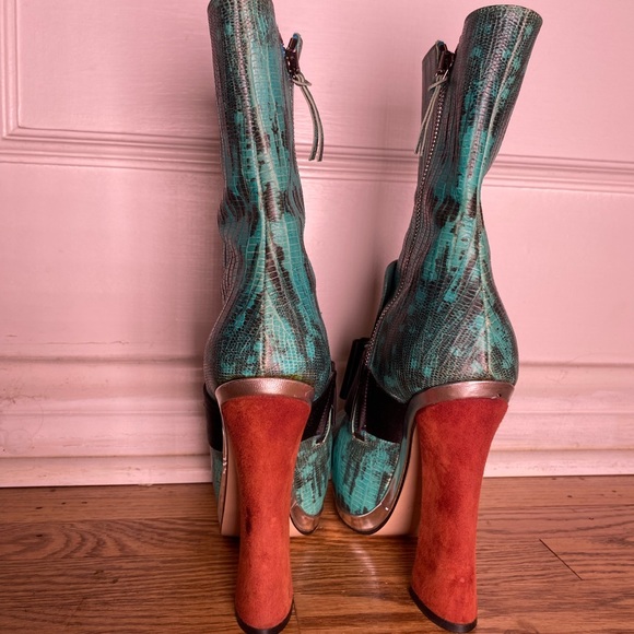 Miu-miu shoes Pavone leather animal
Woman shoes
Great condition 
Size 6 - Picture 3 of 5